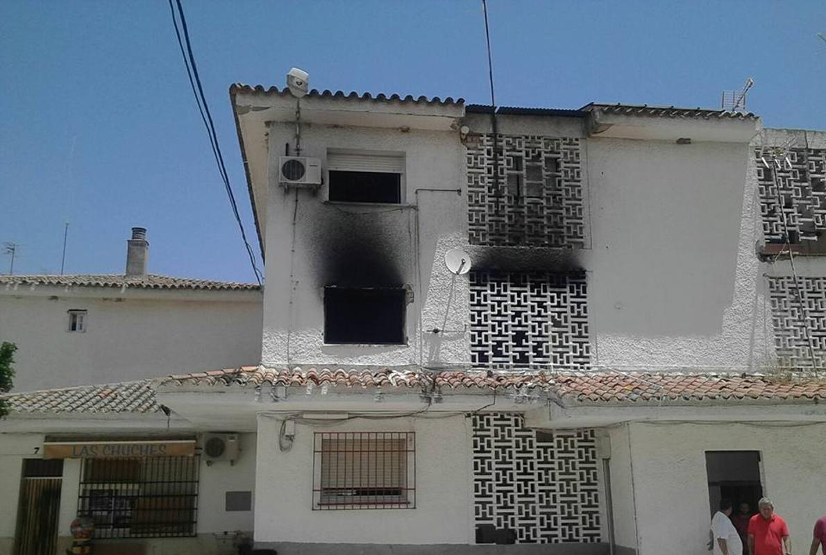 Dos afectados por inhlación de humo en un incendio de una vivienda en Puente Genil