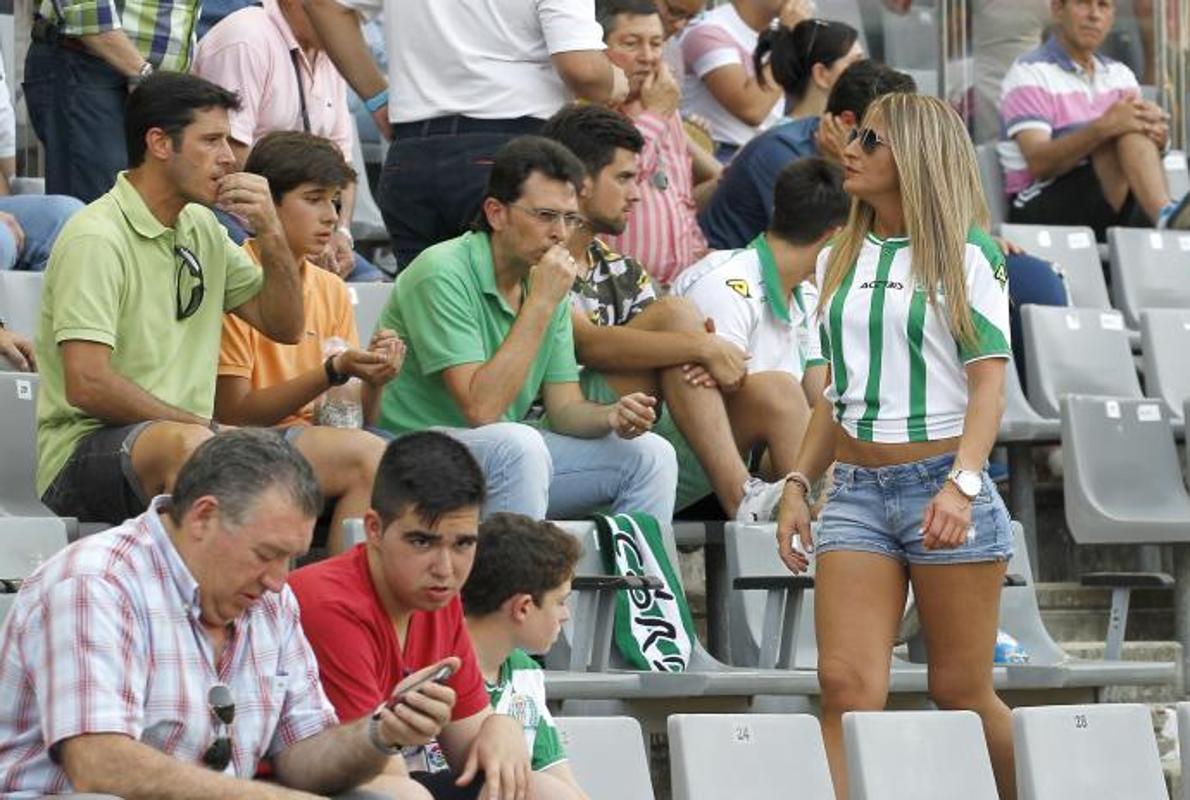 Una aficionada, en la grada de tribuna