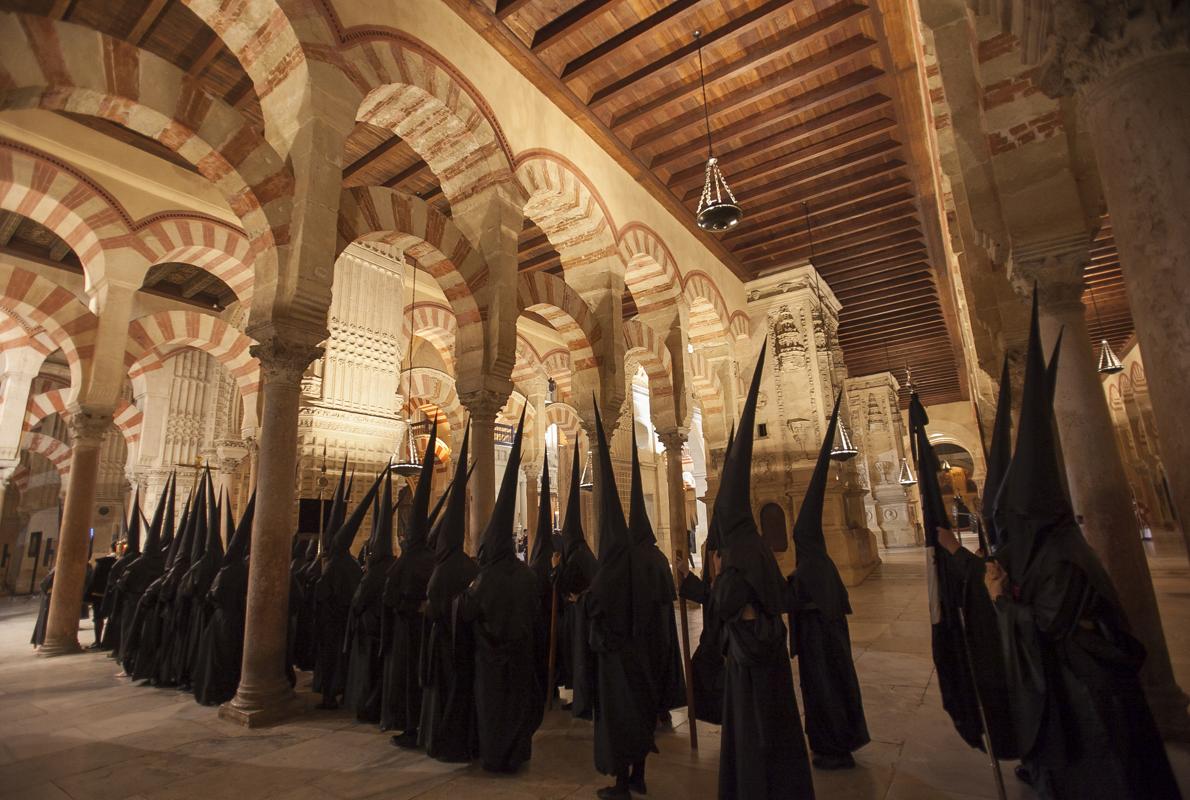 Nazarenos del Santo Sepulcro en el interior de la Catedral, con el trascoro al fondo