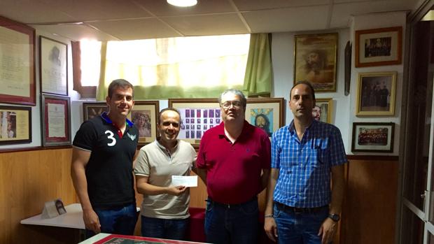 La Sagrada Cena dona 400 euros a la asociación Autismo Córdoba