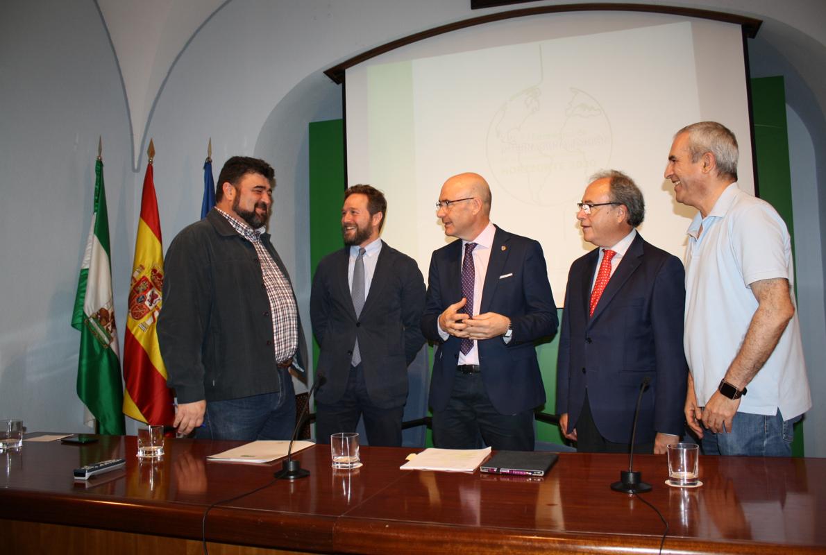 El delegado de Empleo en Córdoba, Manuel Carmona (centro), en un acto ayer con agentes económicos