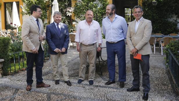 El director de ABC Córdoba, Francisco J. Poyato, junto a Núñez de Prado, Antonio J. Cano, Jorge Escudero, y el jefe de Local, Rafael Aguilar