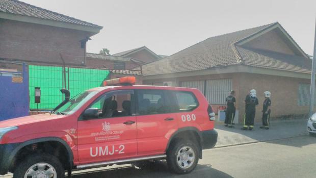 Un vehículo del SEIS en la puerta de la residencia de mayores