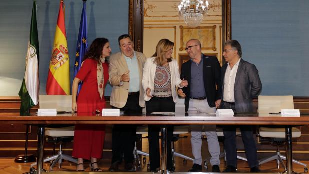 Susana Díaz, en la firma del acuerdo con los sindicatos para recuperar sus derechos