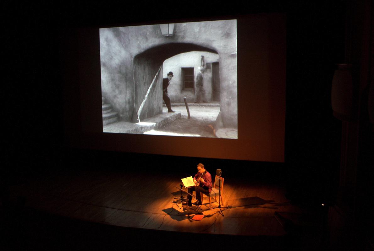 Francisco Bernier, con la película de fondo, durante un concierto