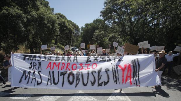 Protesta de los residentes de Trassierra exigiendo más líneas de Aucorsa para la barriada