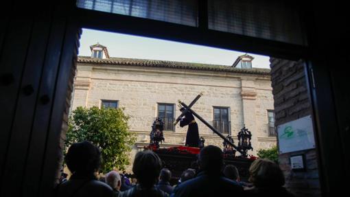 El Señor de la Pasión, por la calle Caballlerizas