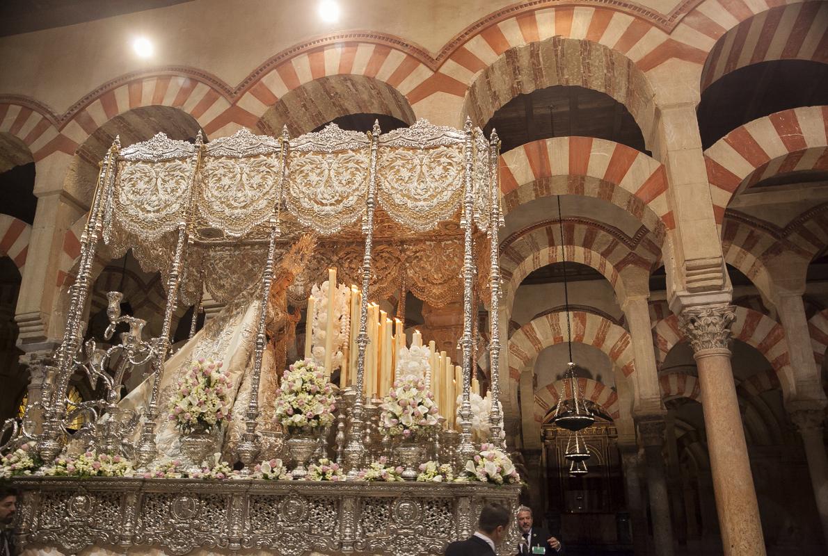 La Virgen de la Paz, en la nave por la que discurrirían los pasos