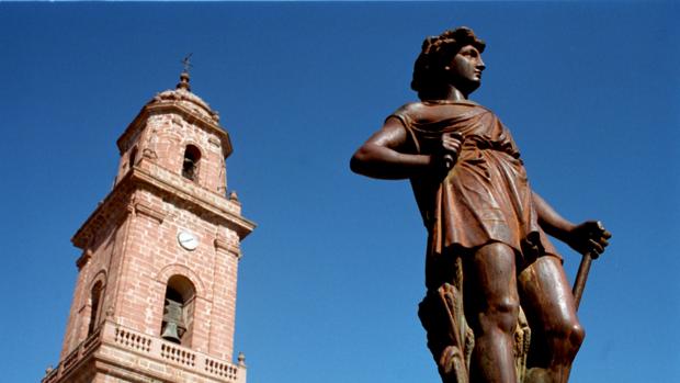 Detalle de la torre de la iglesia de San Bartolomé de Montoro