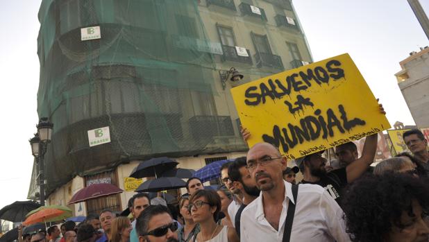 Dirigentes de IU y PSOE se concentraron el lunes junto al edificio al que han salvado de la piqueta