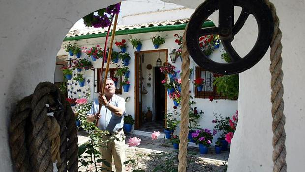 Estancias de la casa tras el pozo encalado