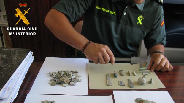 Piezas arqueológicas y monedas antiguas intervenidas por la Guardia Civil