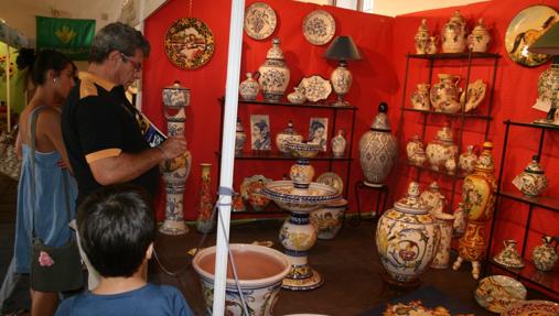 Público en la exposición de alfarería de La Rambla