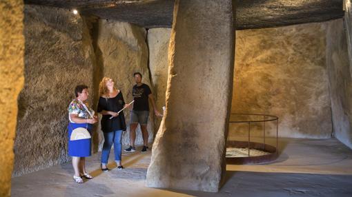 Visitantes en los Dólmenes de Antequera