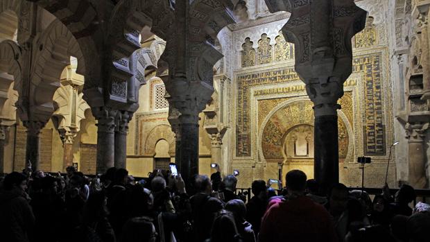 Un grupo de visitantes realiza fotografías en la zona del mihrab en la Mezquita-Catedral