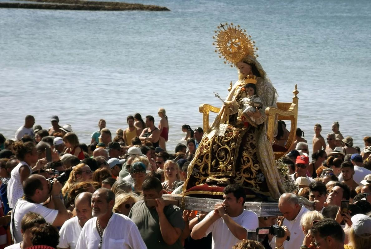 La Virgen del Carmen de Chipiona, acompañada por sus fieles