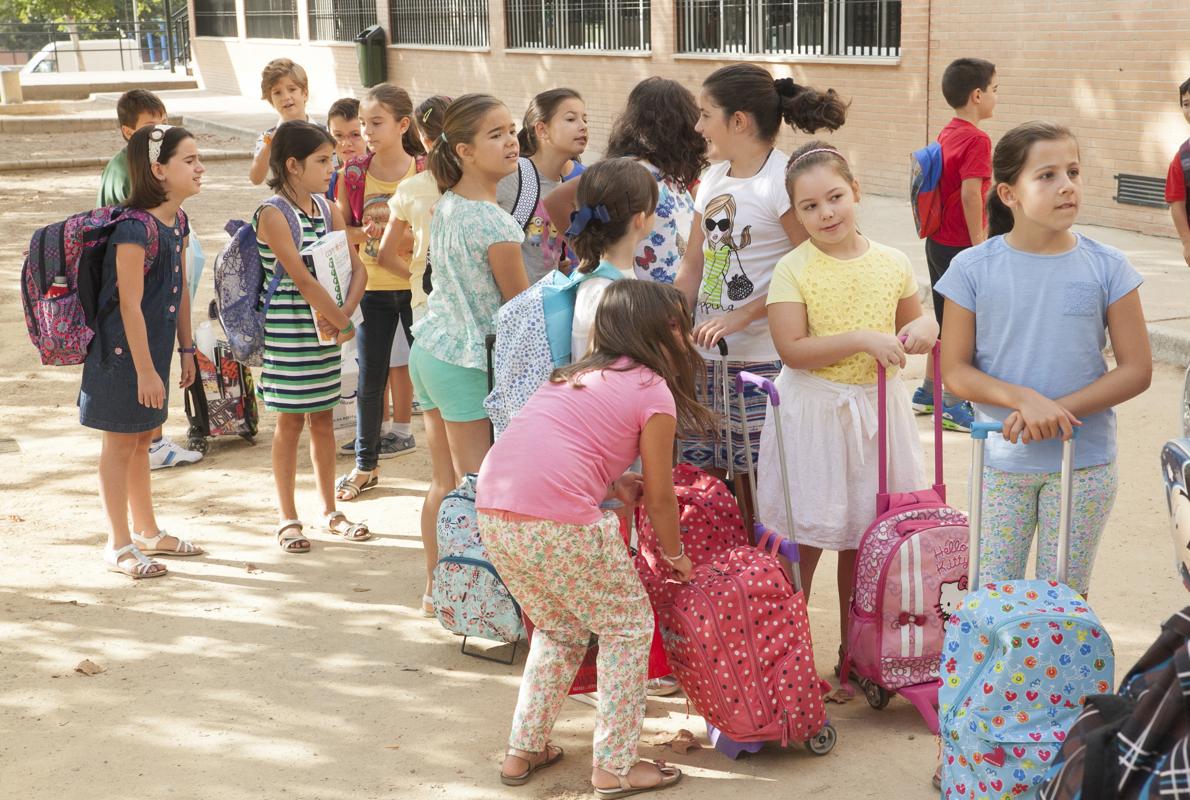 Alumnos del colegio Europa, en el patio que se quiere reformar