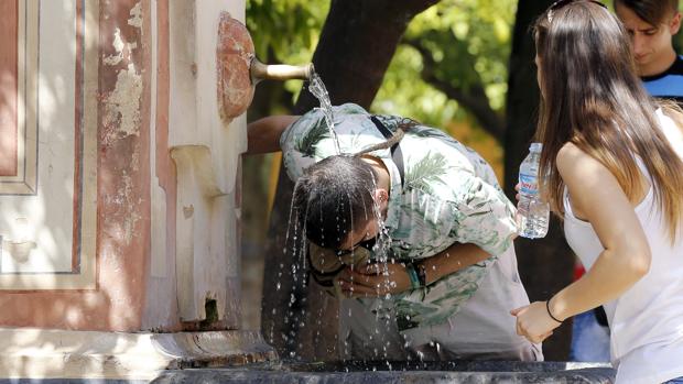 Turistas sofocan los rigores de las altas temperaturas en una de las fuentes de la Mezquita