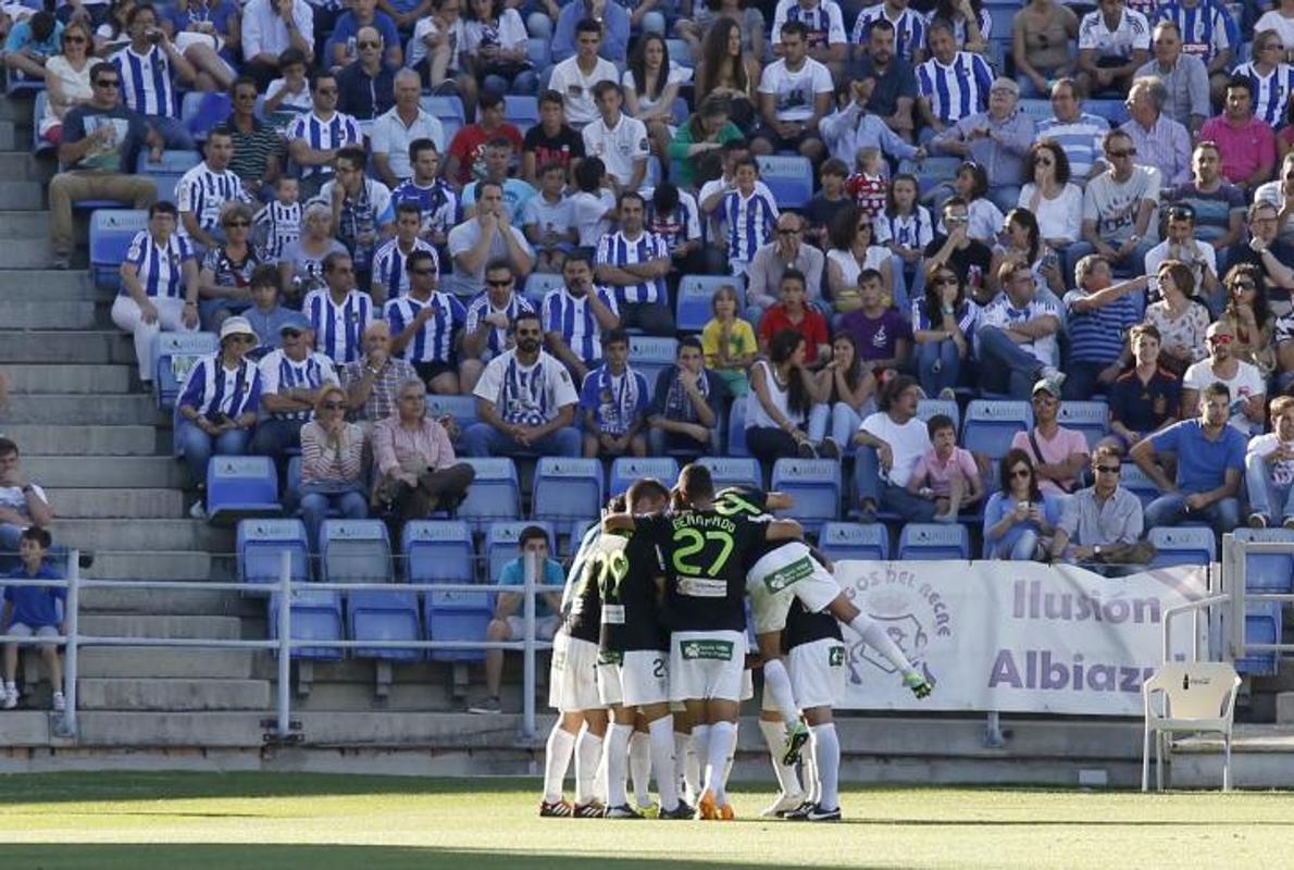 Los jugadores del Córdoba celebran el gol del Arturo en El Colombino