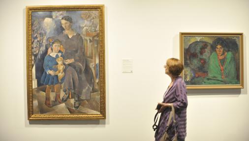 Una mujer visita la exposición de Chagall en el Museo Ruso de Málaga