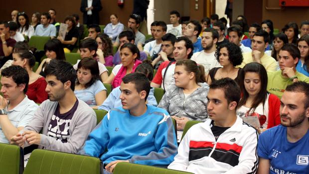 La Junta ofrece empleo a titulados en Ciencias de la Actividad Física, Medicina y Enfermería