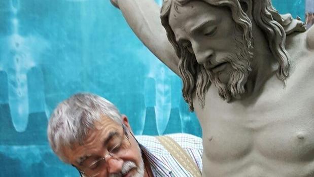 Miñarro concluye el modelado de un crucificado para la Fundación Aguilar y Eslava