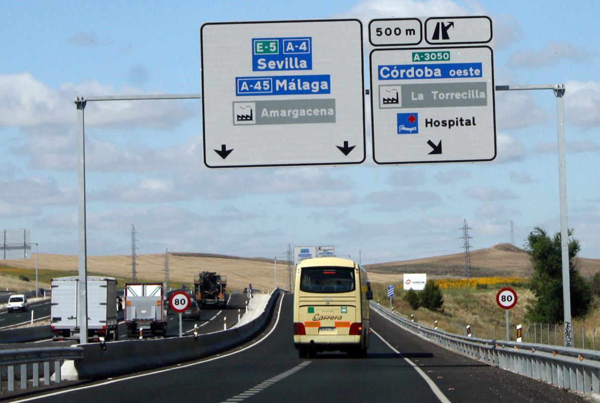 Salida para La Torrecilla y Amargacena desde la autovía A-4