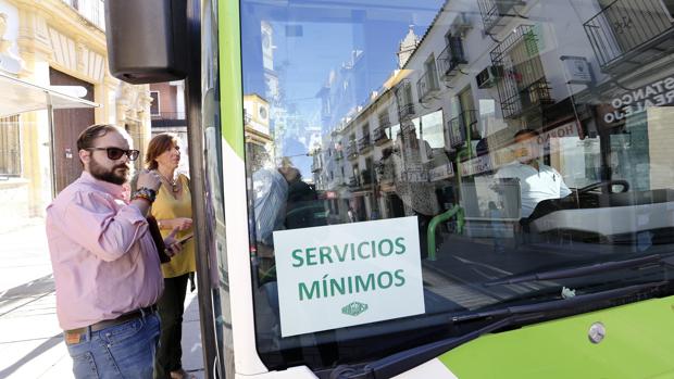 Un autobús en servicios mínimos durante la huelga de Aucorsa