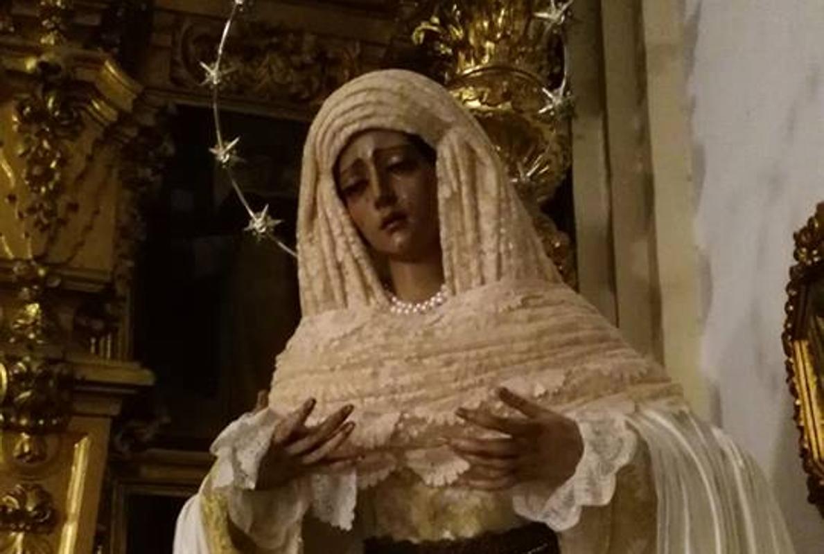 La Virgen de la Caridad ataviada durante los meses de verano