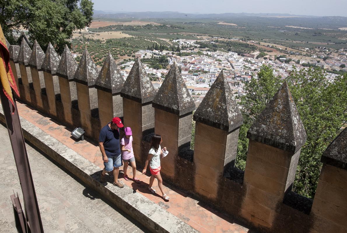 Interior del castillo de Almodóvar, con el pueblo a sus pies