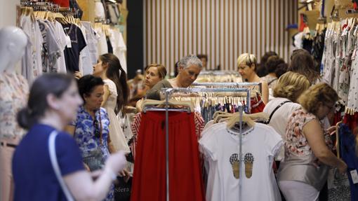 Ropa de verano en una tienda de Córdoba