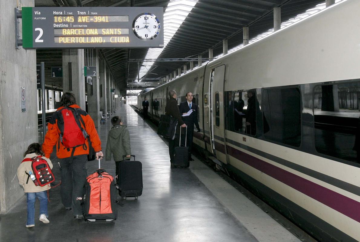 Tren AVE esperando la subida de viajeros en el anden de la estación de Córdoba