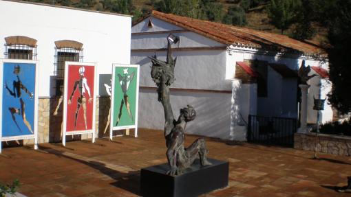 Patio del monasterio de Pedrique dónde se exhiben esculturas del artista