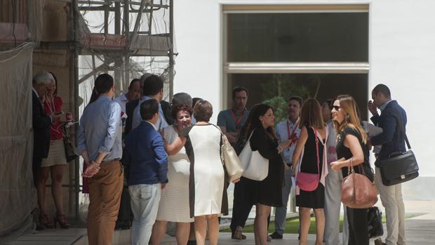 Los diputados se despiden a la salida del Pleno que se celebró ayer y que cierra el curso político