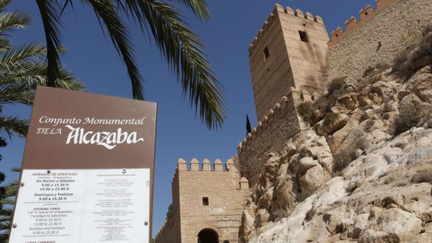 Los taladros en el muro de la Alcazaba le cuestan el puesto a su directora