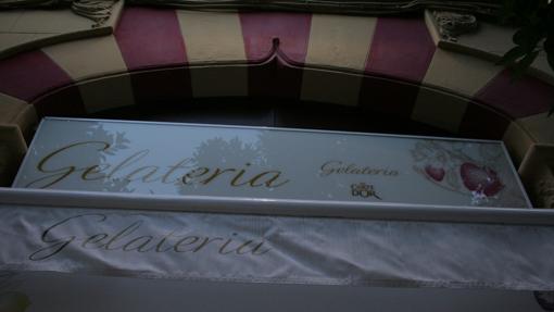 Una gelateria italiana enmarcada en un arco como los de la Mezquita Catedral