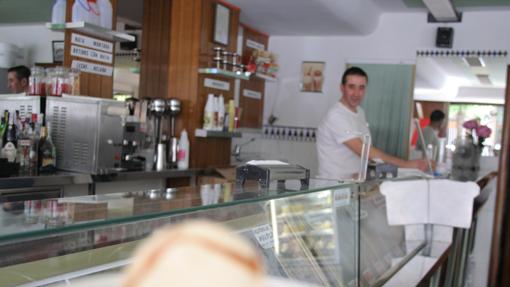 El famoso helado de turrón de la heladería Porras de la avenida de los Almogávares, un despacho con esencia ochentera que hay que visitar