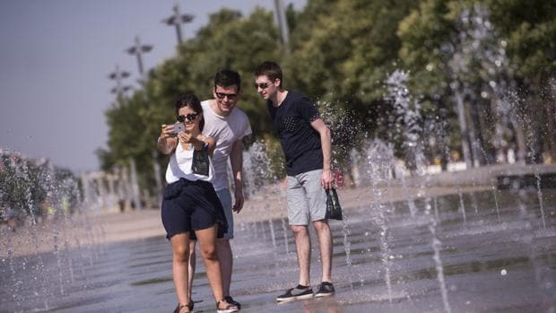 Turistas se refrescan en el centro de Córdoba