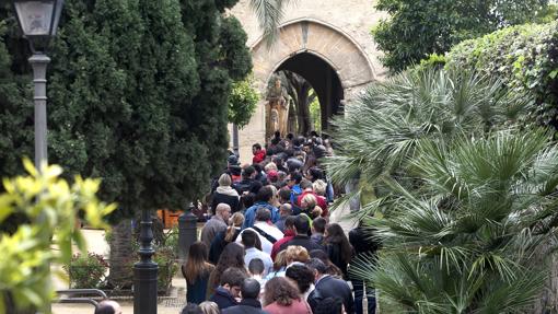 Colas de turistas para entrar en el Alcázar