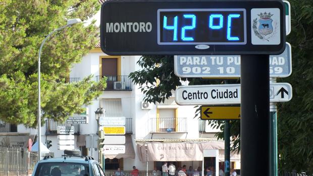 Un termómetro en Montoro marca 42 grados un caluroso día de julio