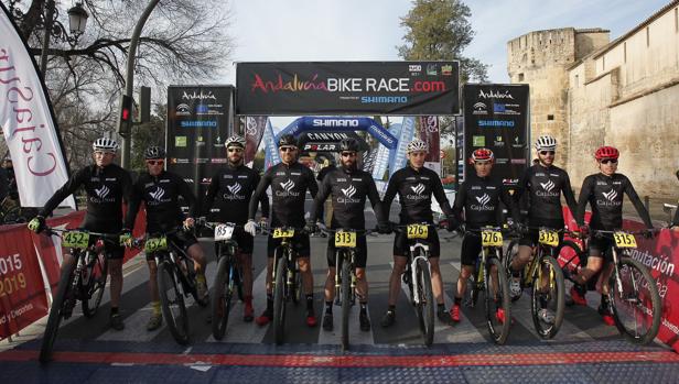 Salida de la Andalucía Bike Race en Córdoba en la edición de 2016