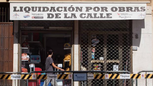 Local de Cortés, en la calle Capitulares, que anuncia una «liquidación por obras»