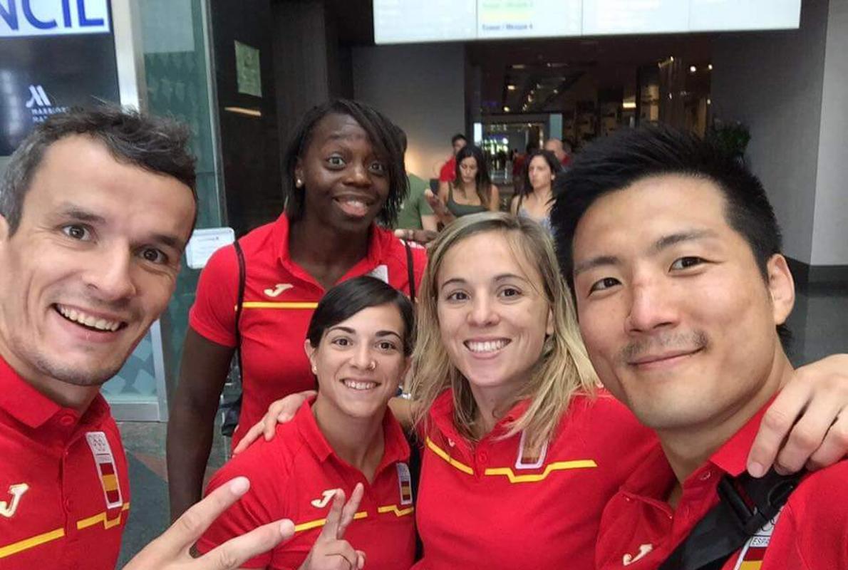 La judoca cordobesa, en el centro, a su llegada a Río con parte del equipo olímpico español