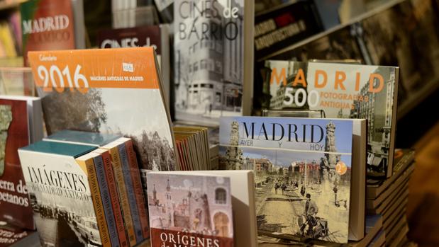 Libros y fascículos expuestos en los mostradores de una librería