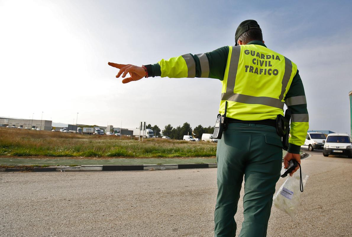 Un agente de la Guardia Civil ordena el tráfico durante un dispositivo de la Benemérita