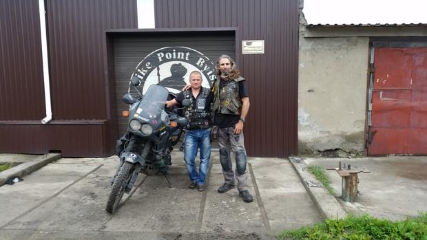 Juan Carlos García con su moto en Moscú