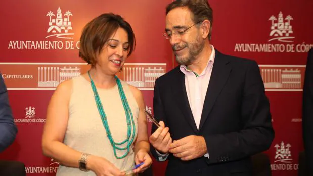 El consejero de Fomento y Vivienda, Felipe López, junto a la alcaldesa de Córdoba