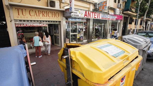 Sadeco la emprende a «manguerazos» con los contenedores tras las críticas de Comercio Córdoba