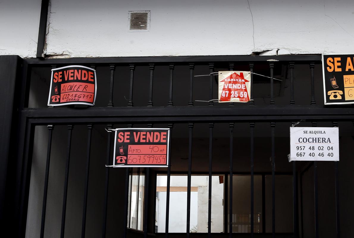 Carteles de compraventa de viviendas en el centro de Córdoba