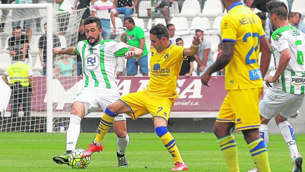 David Rodríguez, delantero del Alcorcón, junto a Héctor Rodas